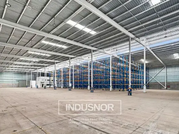 Bodega industrial en arriendo en Santiago, interior de galpón con altura para logística