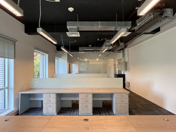 Planta libre luminosa de oficina en arriendo en Nueva Las Condes