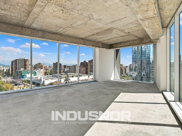 Planta libre luminosa con ventanales de esquina, oficina en arriendo en Las Condes